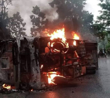 दाउन्नेमा बस पल्टिएर आगलागी हुँदा २१ जना घाइते, ६ जनाको अवस्था चिन्ताजनक